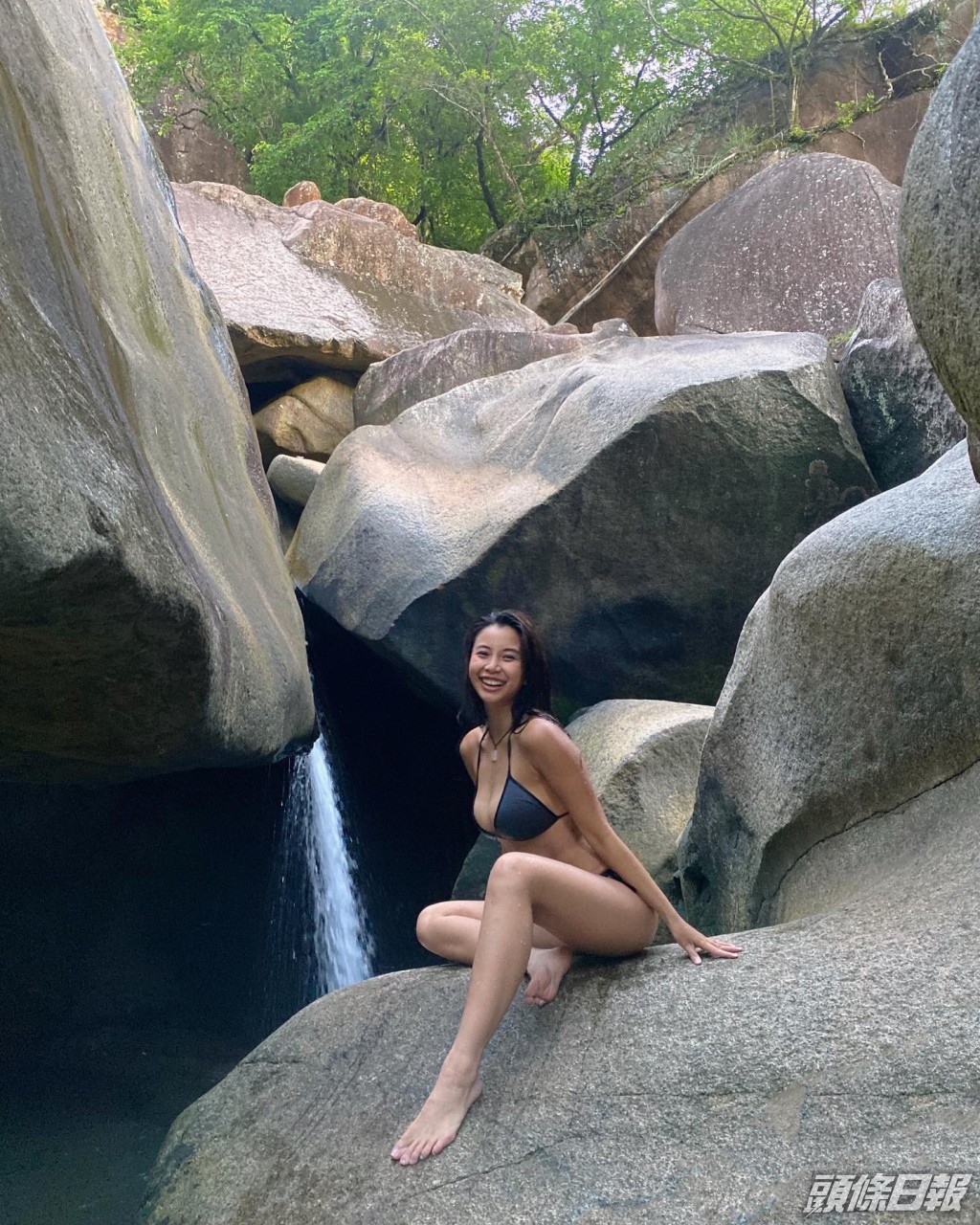 有一身古銅色肌膚的何泳芍原是潛水教練，參選時被稱為「美人魚」。